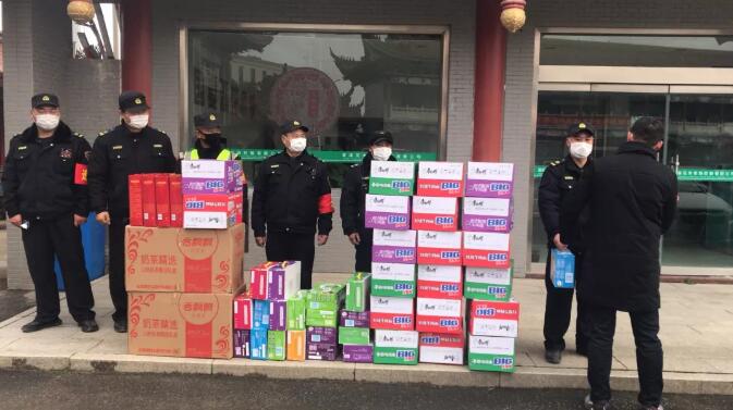 商户代表爱心慰问市场一线疫情防控工作人员——用实际行动保障全体商户的安全