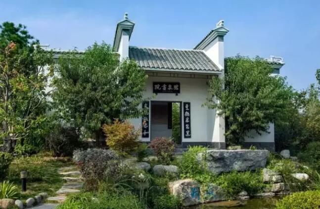 植物在传统园林建筑中作用非常明显，园林建筑与植物，刚柔相济的美学哲理